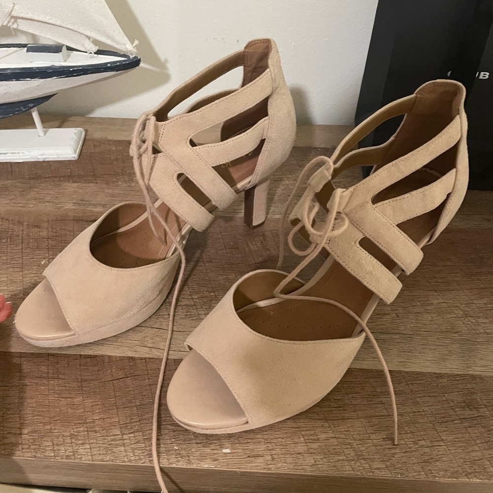 Clarks shoes. Size 9. Like new , very comfortable